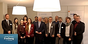 Foto: Bundespräsident Frank-Walter Steinmeier (Mitte vorn) traf sich während seiner Ortszeit in Freiberg mit Wissenschaftler*innen des Helmholtz-Instituts Freiberg für Ressourcentechnologie (HIF) und der TU Bergakademie Freiberg, um sich mit ihnen über aktuelle Forschungsthemen und Technologienentwicklungen im Rohstoffsektor auszutauschen. ©Copyright: Stadtverwaltung Freiberg; Fotomontage