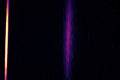 Foto: Foto der elastisch gestreuten Röntgenstrahlen (helles gelbes Licht links) und der von den Plasmonen gestreuten Strahlen (schwaches violettes Licht rechts). ©Copyright: T. Gawne/CASUS