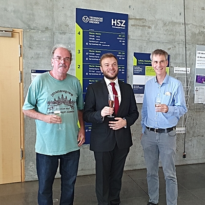 Foto: Simon Rümmler nach seiner Promotionsverteidigung, zusammen mit Betreuern Prof. Kai Zuber und Prof. Daniel Bemmerer ©Copyright: Dr. Konrad Schmidt