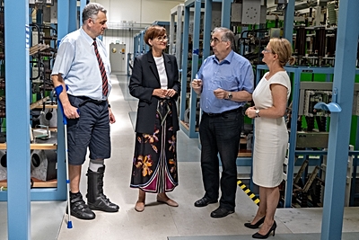 Foto: Bundesforschungsministerin Bettina Stark-Watzinger (2.v.links) zu Besuch am HZDR. ©Copyright: BMBF / H.-J. Rickel