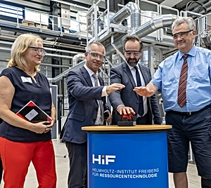 Foto: Wissenschaftsminister Sebastian Gemkow weiht Plasmaofen am Helmholtz-Institut Freiberg für Ressourcentechnologie ein (v.l.n.r. Dr. Simone Raatz - Administrative Leiterin am HIF, Prof. Jens Gutzmer - Institutsdirektor HIF, Wissenschaftsminister Sebastian Gemkow, Prof. Sebastian M. Schmidt - Wissenschaftlicher Vorstand HZDR) ©Copyright: HZDR/Detlev Müller