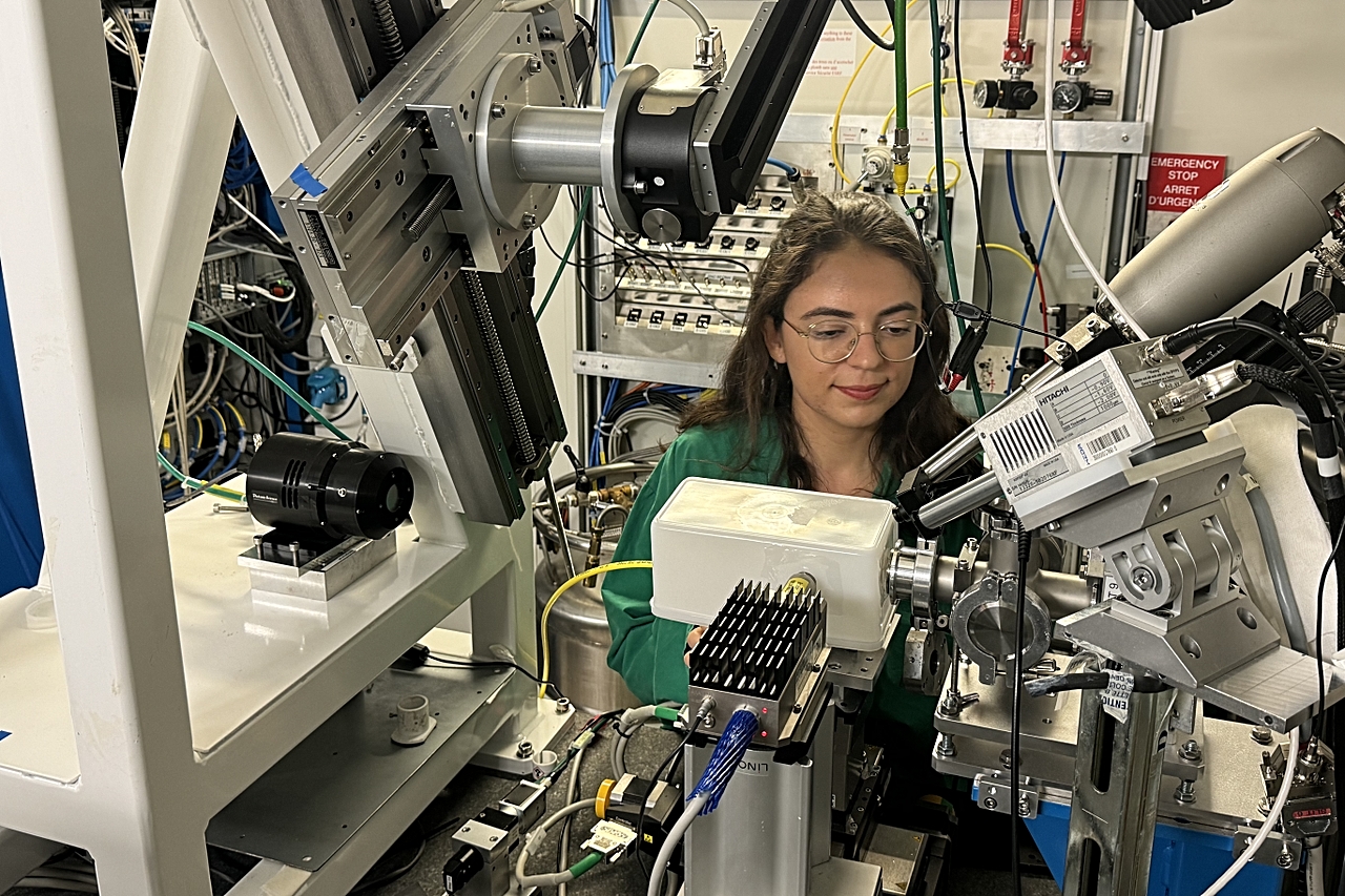 Foto: Clara Silva positioniert eine Probe für Messungen im Röntgenemissionsspektrometer an der Rossendorf Beamline (ROBL). ©Copyright: Maureen Thierry / ESRF 